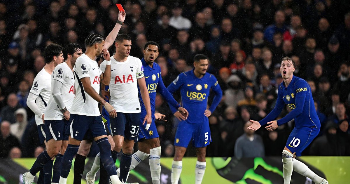 cole-palmer-red-card-1793014295.jpg